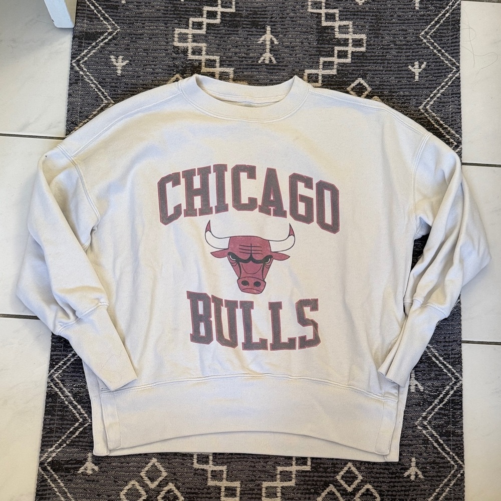 Abercrombie & Fitch Chicago Bulls Vintage Graphic Crewneck Sweatshirt Split Hem